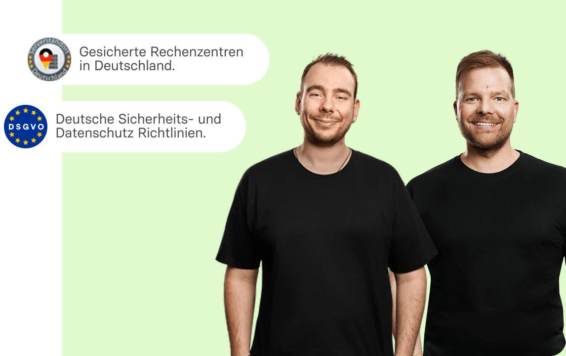 Zwei Männer in schwarzen T-Shirts stehen vor hellgrünem Hintergrund; links drei Sprechblasen mit Zertifizierungs-Logos.