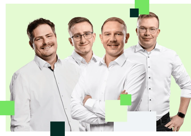 Vier Personen (zwei Männer, zwei Frauen) stehen vor hellgrünem Hintergrund und lächeln.