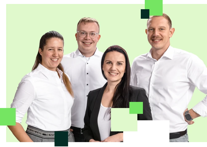 Vier Personen (zwei Männer, zwei Frauen) stehen vor hellgrünem Hintergrund und lächeln.