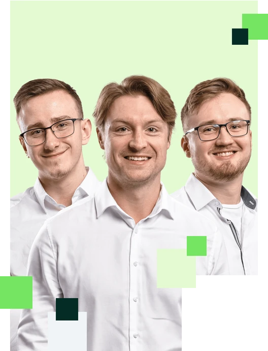 Vier Personen in Geschäftskleidung stehen zusammen und lächeln; grüner Hintergrund mit geometrischen Quadraten.