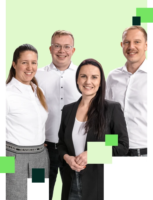 Vier Personen in Geschäftskleidung stehen zusammen und lächeln; grüner Hintergrund mit geometrischen Quadraten.