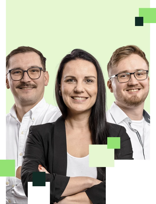 Vier Personen in Geschäftskleidung stehen zusammen und lächeln; grüner Hintergrund mit geometrischen Quadraten.