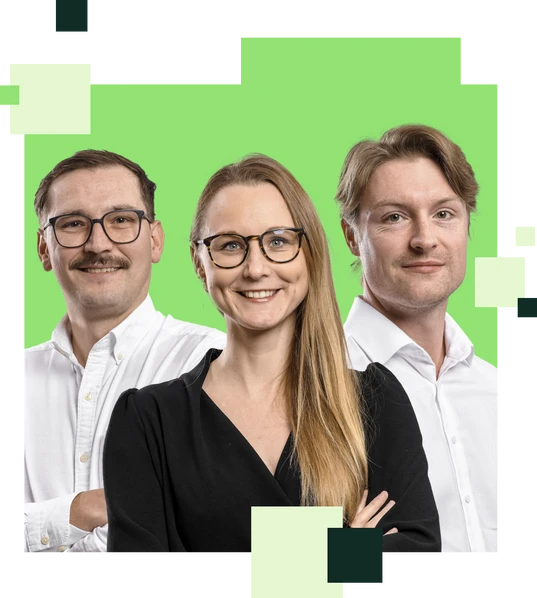 Vier Personen stehen nebeneinander: zwei Frauen, zwei Männer in Weißhemden; eine Frau im schwarzen Blazer; grüner Hintergrund mit Rechtecken.
