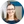 Eine Frau mit Brille, braune Haare, lächelnd, helles Oberteil, vor blauem Hintergrund.