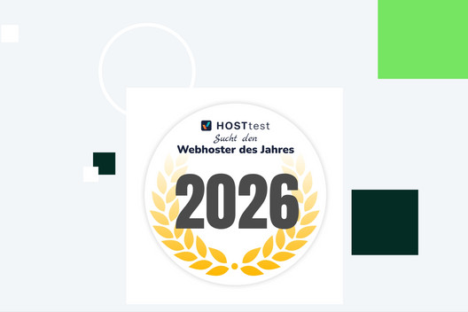 Weiße Quadratfläche mit zentralem Logo und der Zahl 2026, umrahmt von Lorbeerblättern; hellblauer Hintergrund mit grünen und dunklen Quadraten.